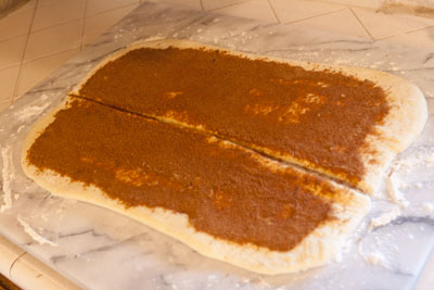 cinnamon rolls with vanilla icing: Cinnamon Rolls, a tutorial for rolling and cutting https://lifecurrentsblog.com #tutorial #howto #cinnamon #breakfast