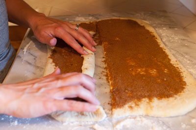 cinnamon rolls with vanilla icing: Cinnamon Rolls, a tutorial for rolling and cutting https://lifecurrentsblog.com #tutorial #howto #cinnamon #breakfast