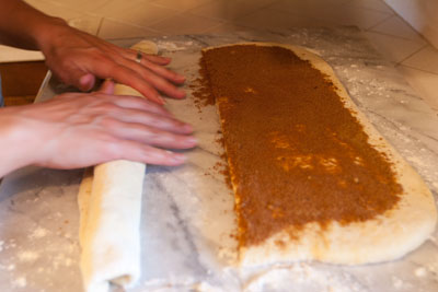 cinnamon rolls with vanilla icing: Cinnamon Rolls, a tutorial for rolling and cutting https://lifecurrentsblog.com #tutorial #howto #cinnamon #breakfast