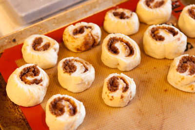 cinnamon rolls with vanilla icing: Cinnamon Rolls, a tutorial for rolling and cutting https://lifecurrentsblog.com #tutorial #howto #cinnamon #breakfast