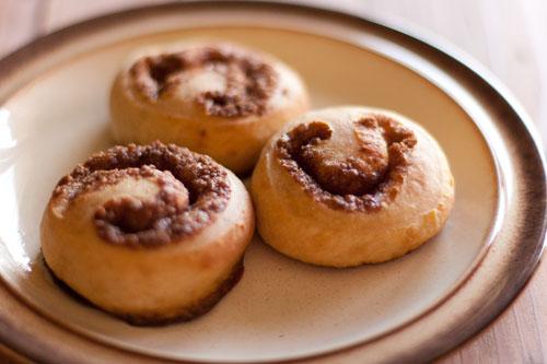 cinnamon rolls with vanilla icing: Cinnamon Rolls, a tutorial for rolling and cutting https://lifecurrentsblog.com #tutorial #howto #cinnamon #breakfast