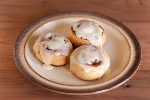cinnamon rolls with vanilla icing: Cinnamon Rolls, a tutorial for rolling and cutting https://lifecurrentsblog.com #tutorial #howto #cinnamon #breakfast