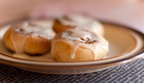cinnamon rolls with vanilla icing: Cinnamon Rolls, a tutorial for rolling and cutting https://lifecurrentsblog.com #tutorial #howto #cinnamon #breakfast