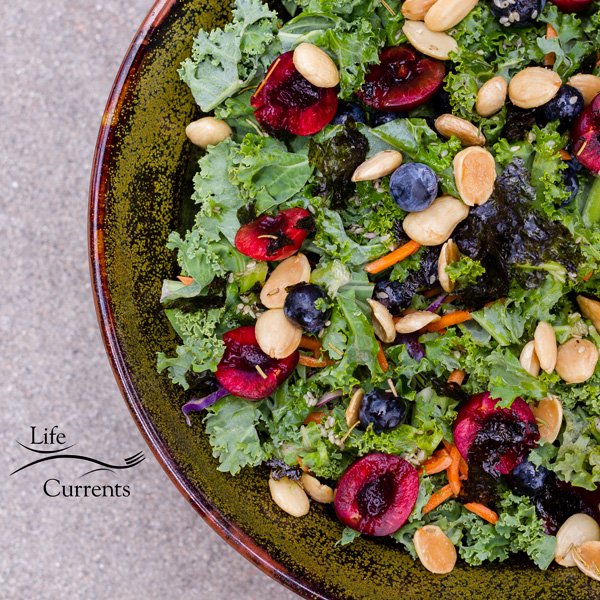 ANTI-INFLAMMATORY KALE SALAD - delicious and super good for you!