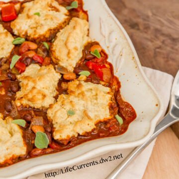 Southwestern Pot Pie with Buttermilk Biscuit Crust vegetarian dinner chili https://lifecurrentsblog.com