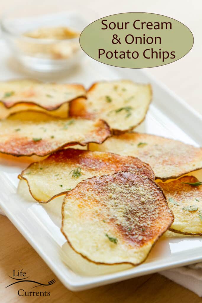 potato chips made with sour cream and onion flavors on a white plate, title in upper right: Sour Cream & onion potato chips.