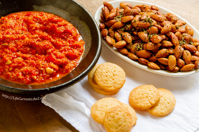 These crispy bites of heaven are light & flaky savory shortbread with the nuttiness of Manchego cheese by Life Currents https://lifecurrentsblog.com