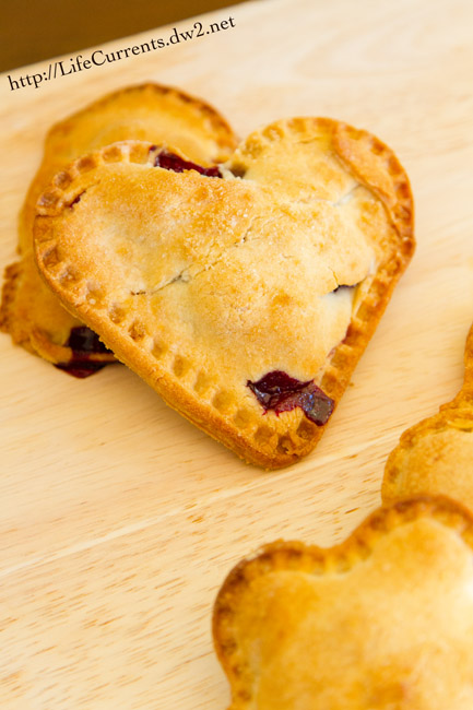 Blackberry Nutella Hand Pies are super fun for back to school lunches! by Life Currents https://lifecurrentsblog.com