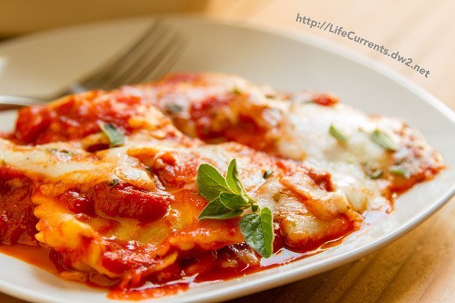 Ravioli Lasagna is the perfect weeknight dinner! Spoiler alert! You don't even have to boil the ravioli! https://lifecurrentsblog.com 