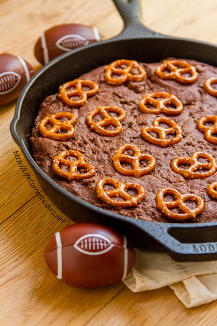 Skillet Brownies with Pretzel Crust: this tailgating snacks month dessert is totally worthy of tailgating and football parties, I mean you've got a big pretzel cookie crust topped with an espresso bittersweet brownie all baked in a skillet. Nosh on! by Life Currents https://lifecurrentsblog.com