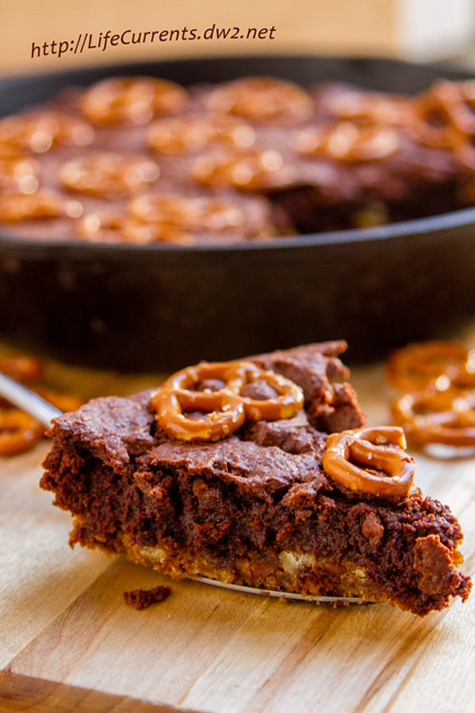 Skillet Brownies with Pretzel Crust: this tailgating snacks month dessert is totally worthy of tailgating and football parties, I mean you've got a big pretzel cookie crust topped with an espresso bittersweet brownie all baked in a skillet. Nosh on! by Life Currents 