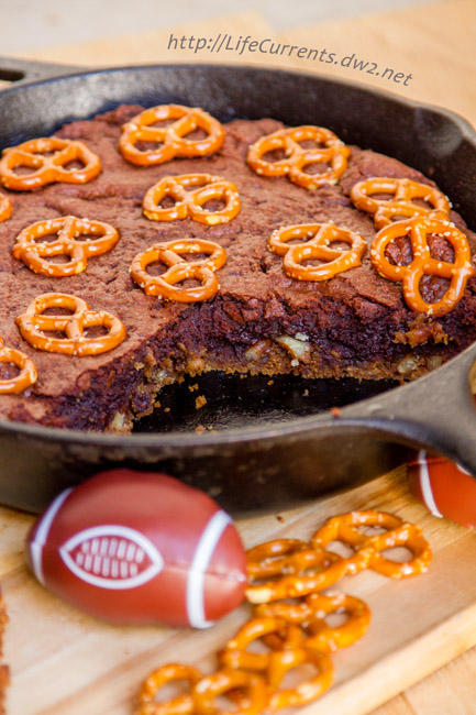 Skillet Brownies with Pretzel Crust: this tailgating snacks month dessert is totally worthy of tailgating and football parties, I mean you've got a big pretzel cookie crust topped with an espresso bittersweet brownie all baked in a skillet. Nosh on! by Life Currents https://lifecurrentsblog.com