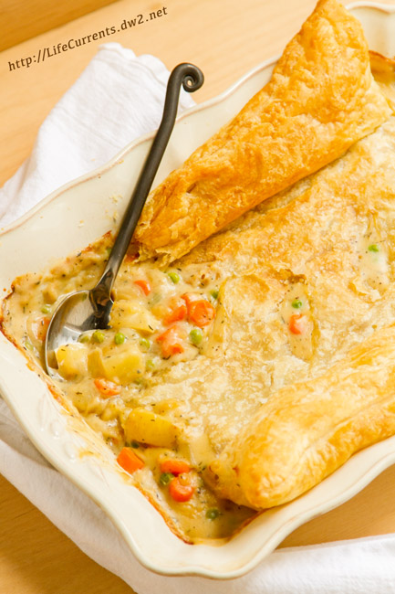 Mom's Vegetarian Pot Pie made using Snoqualmie wine is perfect comfort food that's filled with flavor and lots of veggies from Life Currents https://lifecurrentsblog.com