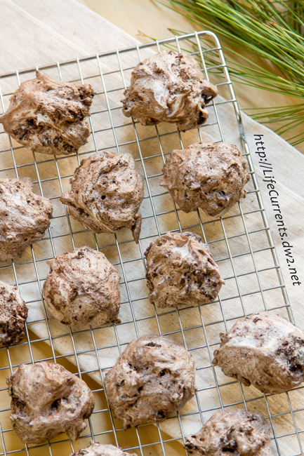 Cookies cooling on a wire rack.