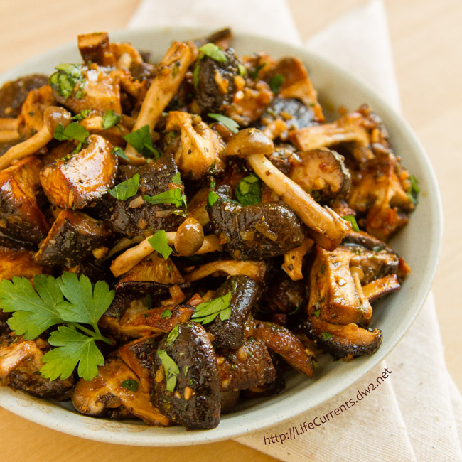 Marinated and Roasted Mushrooms are so easy to make and super delicious! Perfect for a holiday dinner! by Life Currents https://lifecurrentsblog.com Marinated and Roasted Mushrooms are so easy to make and super delicious! Perfect for a holiday dinner! by Life Currents https://lifecurrentsblog.com