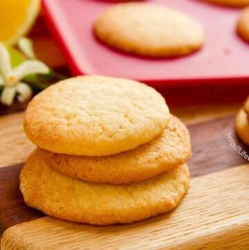 These light little Lemon Sugar Cookies are the perfect sweet treat; they're so easy to eat and everyone loves them! by Life Currents http://LifeCurrents.dw2.net