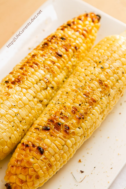 The Best way to make Grilled Corn on the Cob - it makes sweet, toasty, not mushy corn that everyone will love! Perfect for Summer BBQs! corn on the cob grilled with spices