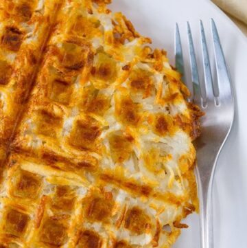 Waffle Iron Hash Browns - make your own crispy crunchy and delicious hash browns the easy way, in the waffle iron. Breakfast never had it so good