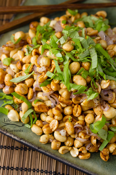 Fried Peanuts with garlic and basil These fried peanuts with their aromatic shallots and garlic are an absolute treasure to snack on. 