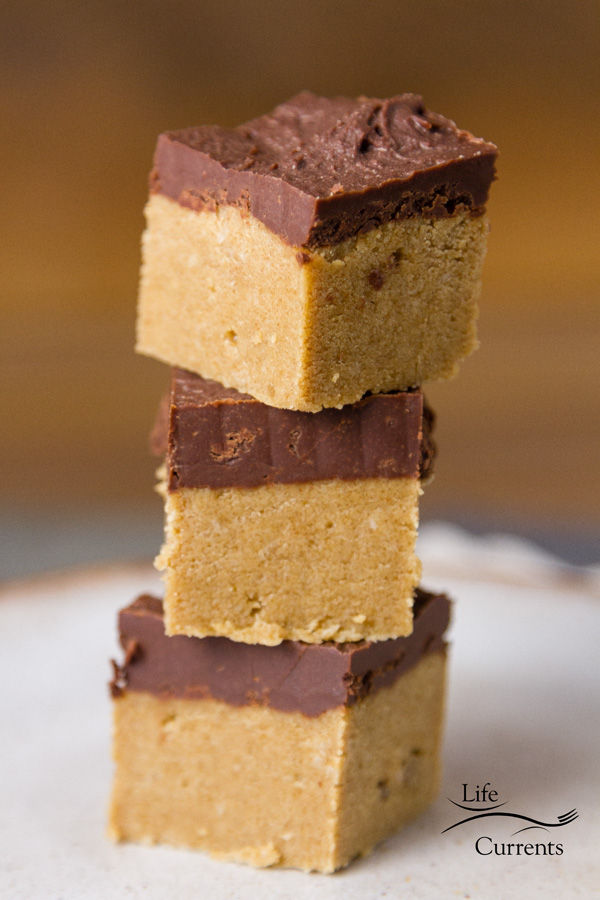 No Bake Peanut Butter Bars - Happy tailgating snacks month! With the perfect 5-ingredient treat