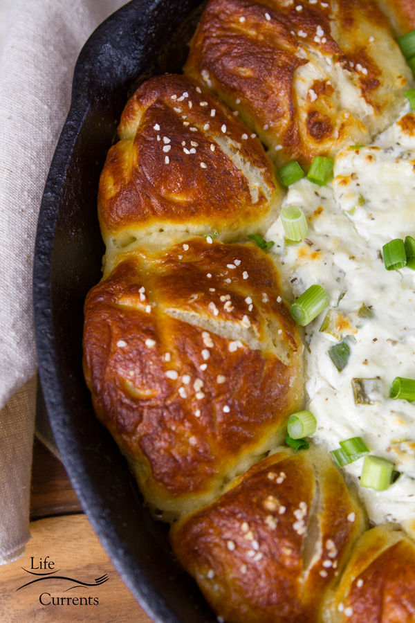 Skillet Pull-Apart Pretzel Buns with Creamy Cheese Dip - Oh so good. So perfect for game day! 