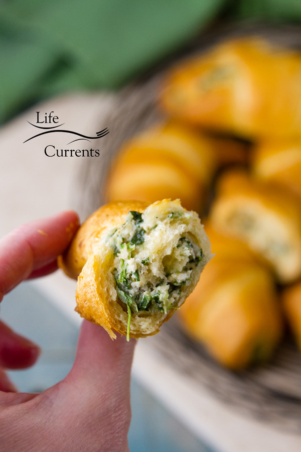 Spinach Mushroom Crescents Recipe - easy to make, filled with delicious cheesy spinach mushroom goodness
