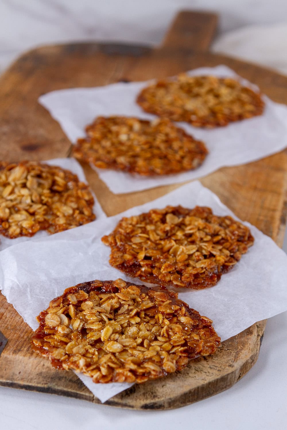 5 cookies on a wooden serving tray.